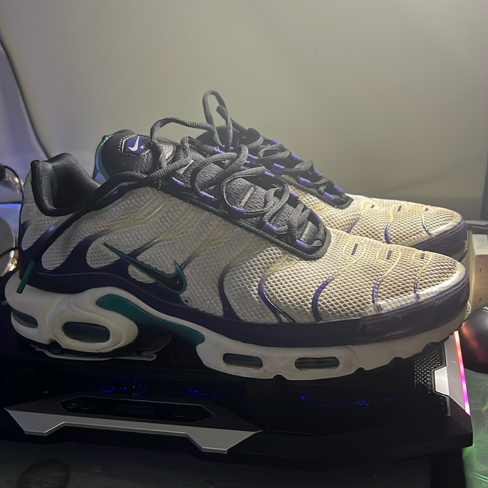 Light used Nike vapor max grape size 12 white and purple